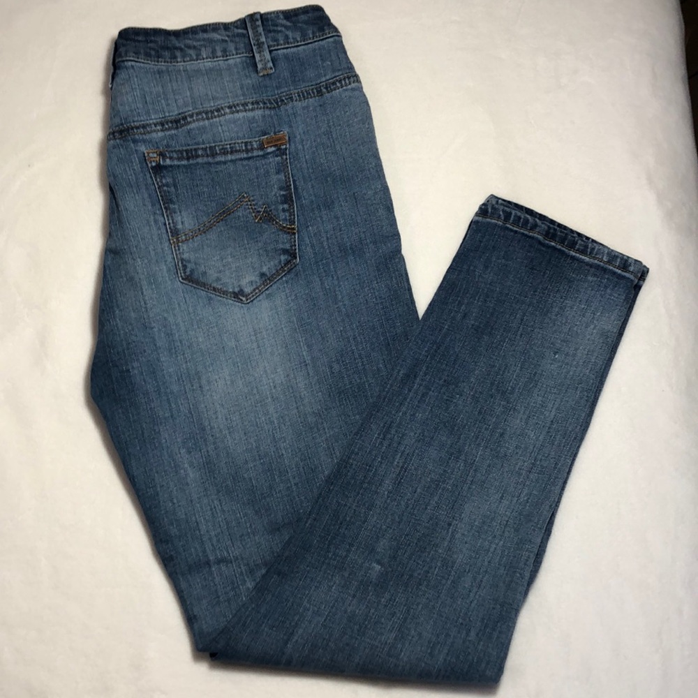 Light wash boyfriend jeans! Size 6